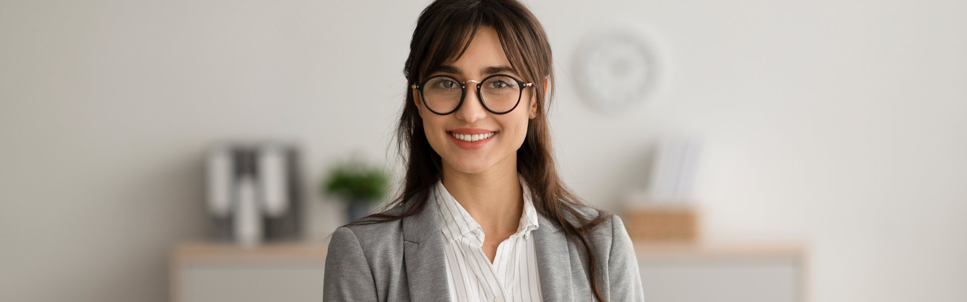 woman therapist wearing glasses