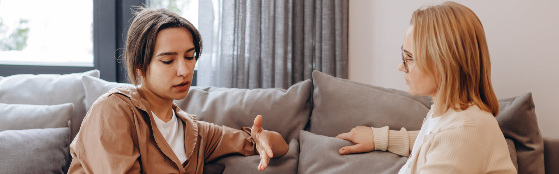 woman talking with the psychologist